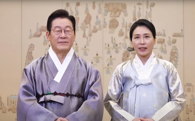 이재명 대통령과 김혜경 여사가 추석 연휴 이틀째인 4일 한복 차림으로 영상 메시지를 통해 명절 인사를 전하고 있다. 연합뉴스