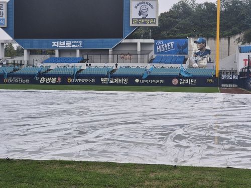 (대구=연합뉴스) 김경윤 기자 = 6일 삼성 라이온즈와 NC 다이노스의 2025 프로야구 와일드카드 결정 1차전이 열리는 대구삼성라이온즈파크에 빗줄기가 떨어지고 있다. 2025.10.6. cycle@yna.co.kr
