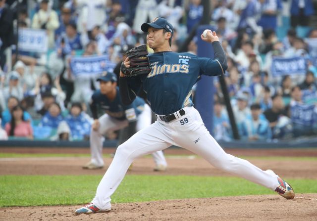 6일 대구 삼성라이온즈파크에서 열린 2025 KBO 포스트시즌 와일드카드 1차전 삼성 라이온즈와 NC 다이노스의 경기. NC 선발투수 구창모가 1회말 역투를 하고 있다. 연합뉴스