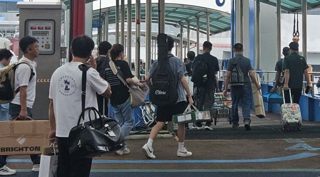 추석을 맞아 인천 중구 인천항 연안여객터미널에는 선물 박스를 가지고 배를 타려는 사람들로 북적이고 있다. 경기일보DB