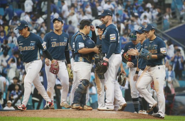 6일 대구 삼성라이온즈파크에서 열린 2025 KBO 포스트시즌 와일드카드 1차전 삼성 라이온즈와 NC 다이노스의 경기. NC가 4:1로 승리후 선수들이 기뻐하고 있다. 연합뉴스