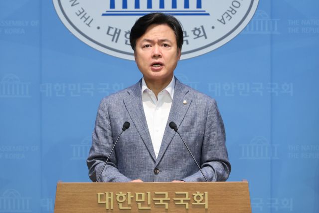 더불어민주당 김현정 원내대변인이 지난달 7일 서울 여의도 국회 소통관에서 '건진법사 관봉권 띠지' 분실 사건과 관련해 특검수사를 요구하고 있다. 연합뉴스