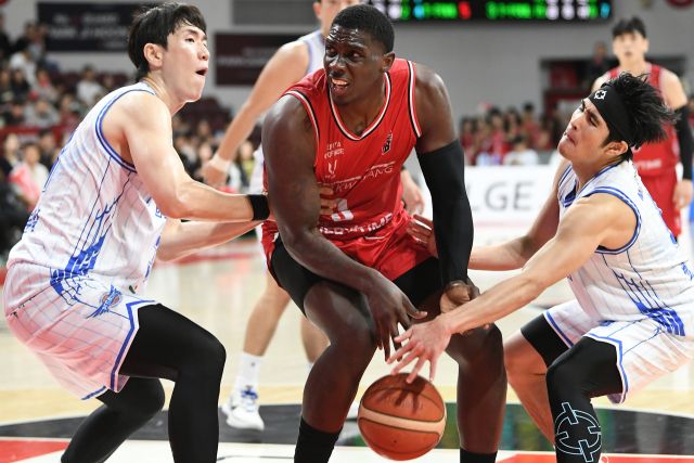 지난 6일 안양 정관장 아레나에서 열린 2025-2026 LG전자 프로농구 정규리그 안양 정관장과 대구 한국가스공사의 경기에서 정관장 조니 오브라이언트가 볼다툼을 벌이고 있다. KBL 제공
