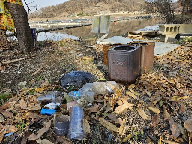 도내 한 저수지 주변에 낚시꾼 등이 버리고 간 쓰레기들이 널브러져 있다. 경기일보 DB