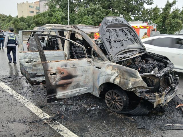 7일 오후 인천 강화군 한 도로에서 차량이 불에 탄 모습. 인천소방본부 제공