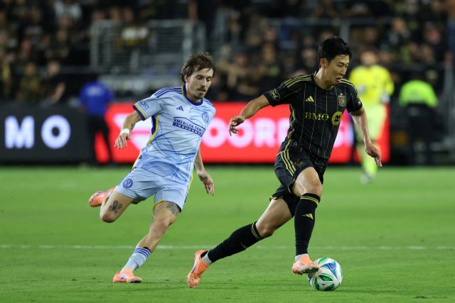 LAFC 포워드 손흥민(7)이 지난 5일 미국 캘리포니아주 BMO 스타디움에서 열린 경기에서 애틀랜타 유나이티드 FC 미드필더 사바 로브자니제(9)를 제치고 드리블을 하고 있다. 연합뉴스