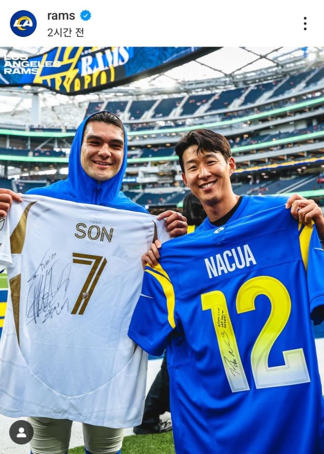 미국프로축구 로스앤젤레스(LA)FC 입단 이후 현지에서 '셀러브리티'의 삶도 만끽하는 손흥민이 이번엔 미국프로풋볼(NFL) 경기장을 찾았다. NFL LA 램스 구단은 3일 미국 캘리포니아주 잉글우드의 소파이 스타디움에서 열린 샌프란시스코 포티나이너스와의 홈 경기를 앞두고 구장을 방문한 손흥민의 사진과 영상을 공개했다. LA 램스의 홈 경기장 방문해 푸카 나쿠아(왼쪽)와 사인 유니폼 교환한 손흥민. 연합뉴스
