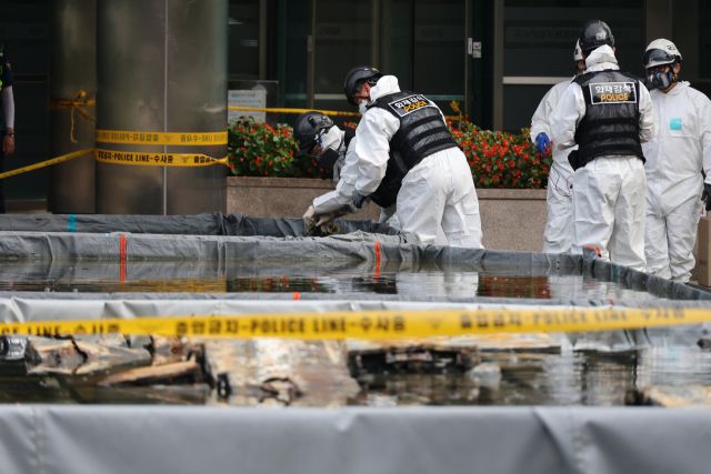 지난 30일 오전 대전 유성구 국가정보자원관리원(국정자원) 화재 현장에서 감식 관계자들이 불이 붙었던 무정전·전원 장치(UPS)용 리튬이온배터리의 상태를 살피고 있다. 앞서 지난 26일 정부 전산시스템이 있는 국정자원에서 리튬이온배터리 화재가 발생해 정부 전산 서비스가 대규모로 마비된 바 있다. 연합뉴스