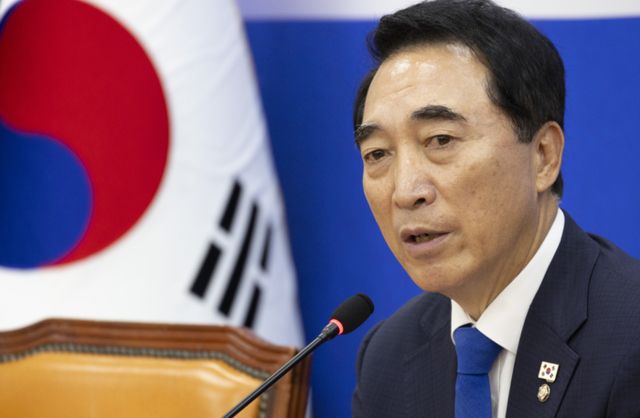 더불어민주당 박수현 수석대변인이 8일 국회에서 가진 기자간담회에서 추석 연휴 이후 국회 운영 전망을 말하고 있다. 연합뉴스