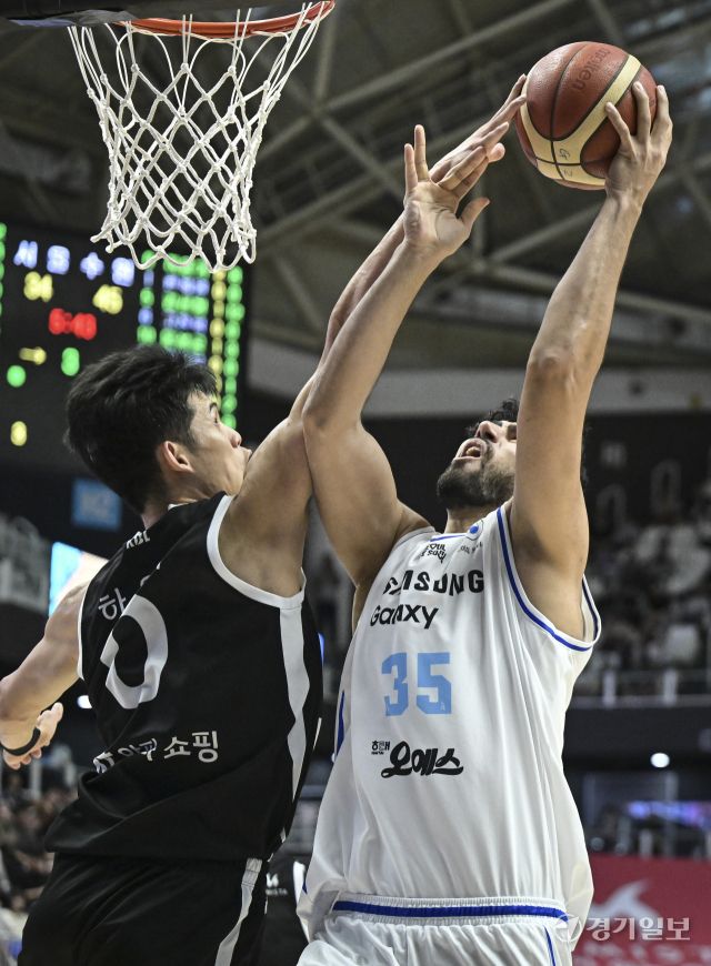 프로농구 KT, 삼성에 74-66으로 승리해 단독 선두 [포토뉴스]