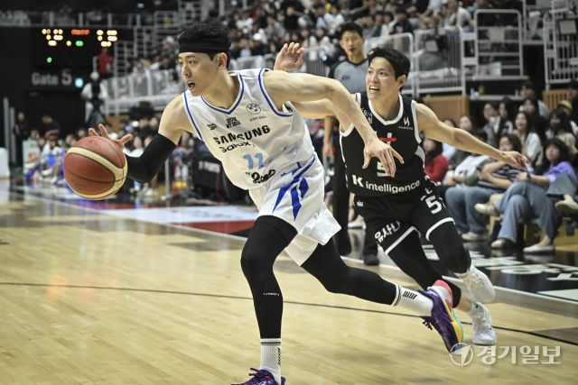 프로농구 KT, 삼성에 74-66으로 승리해 단독 선두 [포토뉴스]