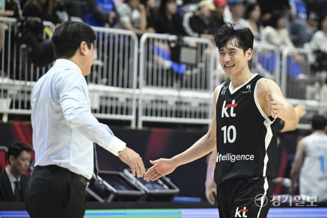 프로농구 KT, 삼성에 74-66으로 승리해 단독 선두 [포토뉴스]