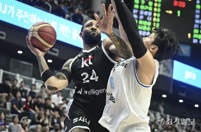 프로농구 KT, 삼성에 74-66으로 승리해 단독 선두 [포토뉴스]