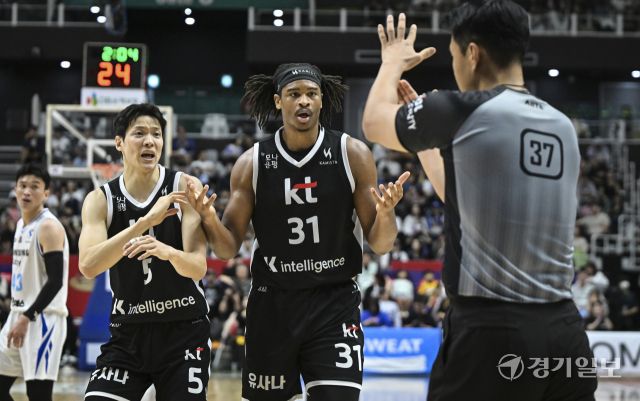 프로농구 KT, 삼성에 74-66으로 승리해 단독 선두 [포토뉴스]