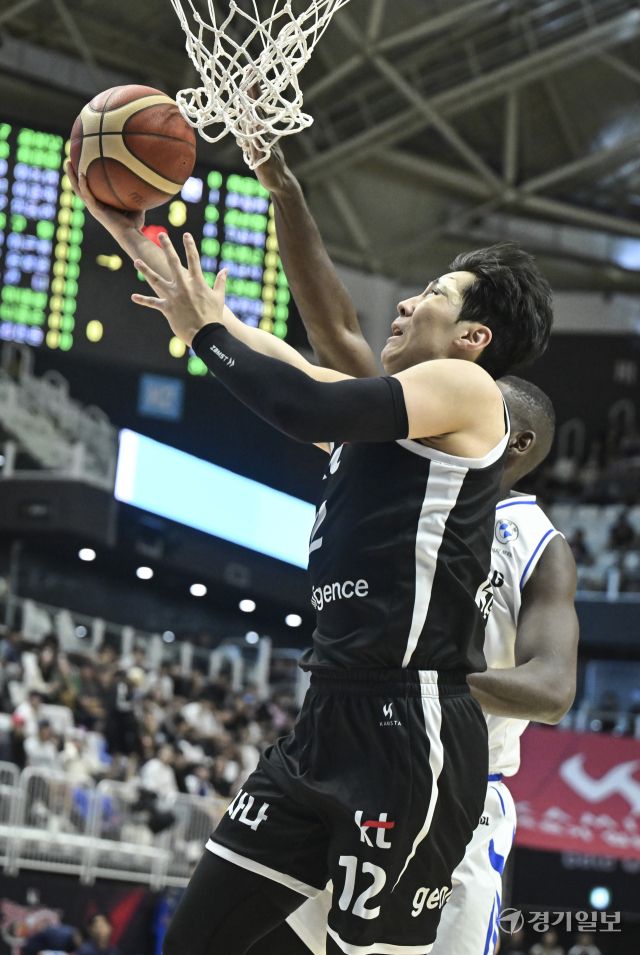 프로농구 KT, 삼성에 74-66으로 승리해 단독 선두 [포토뉴스]
