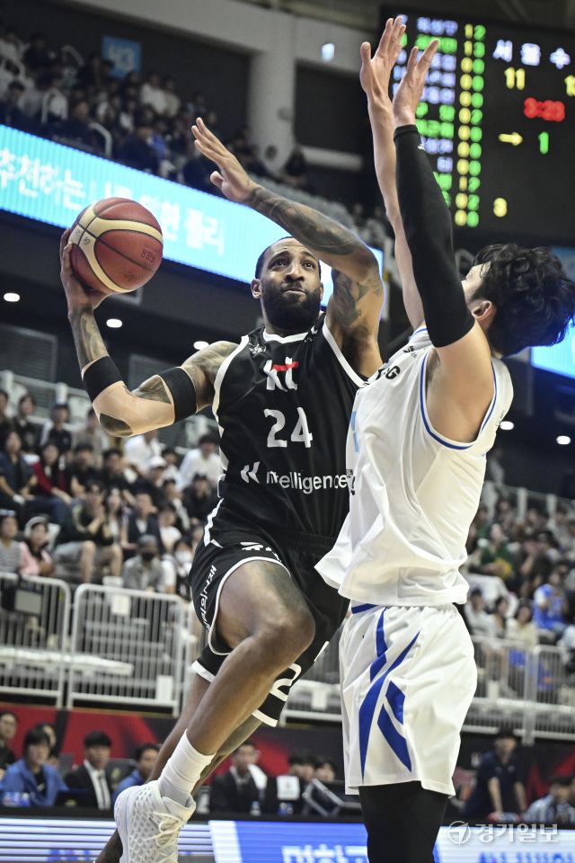 프로농구 KT, 삼성에 74-66으로 승리해 단독 선두 [포토뉴스]