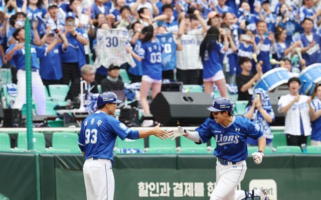 9일 인천 SSG랜더스필드에서 열린 ‘2025 프로야구 KBO리그’ 포스트시즌 준플레이오프 1차전 삼성 라이온즈와 SSG 랜더스의 경기. 3회초 삼성 김영웅이 투런 홈런을 치고 그라운드를 돌고 있다. 연합뉴스