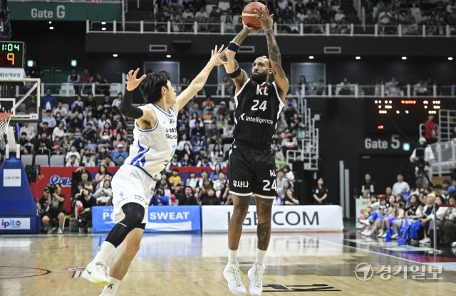 프로농구 KT, 삼성에 74-66으로 승리해 단독 선두 [포토뉴스]