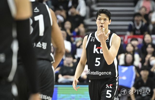 프로농구 KT, 삼성에 74-66으로 승리해 단독 선두 [포토뉴스]
