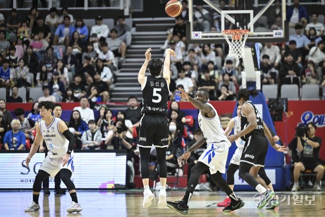프로농구 KT, 삼성에 74-66으로 승리해 단독 선두 [포토뉴스]