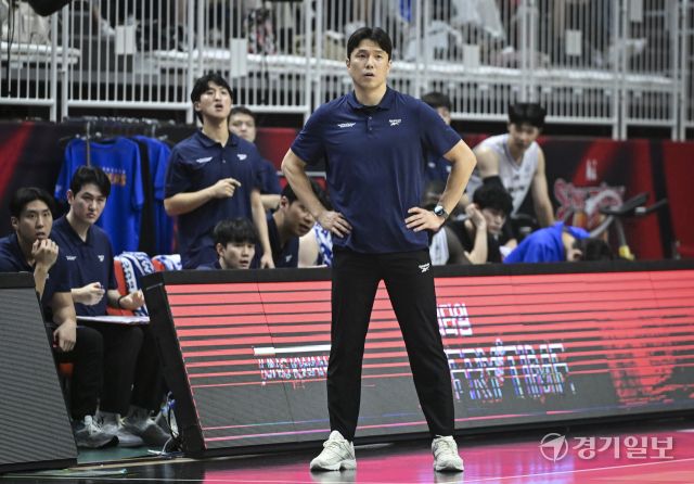 프로농구 KT, 삼성에 74-66으로 승리해 단독 선두 [포토뉴스]