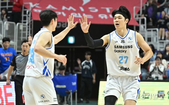 프로농구 KT, 삼성에 74-66으로 승리해 단독 선두 [포토뉴스]