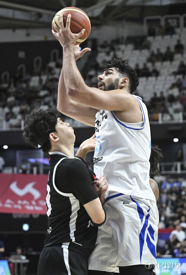 프로농구 KT, 삼성에 74-66으로 승리해 단독 선두 [포토뉴스]