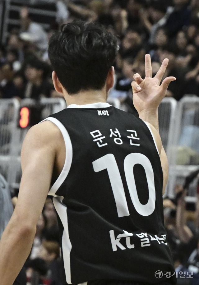 프로농구 KT, 삼성에 74-66으로 승리해 단독 선두 [포토뉴스]