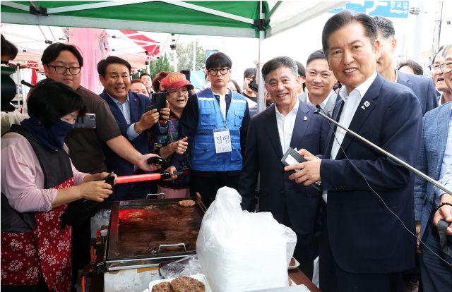 정청래 더불어민주당 대표가 추석을 앞둔 지난 2일 전북 김제시 전통시장을 찾은 모습. 연합뉴스