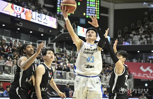 프로농구 KT, 삼성에 74-66으로 승리해 단독 선두 [포토뉴스]