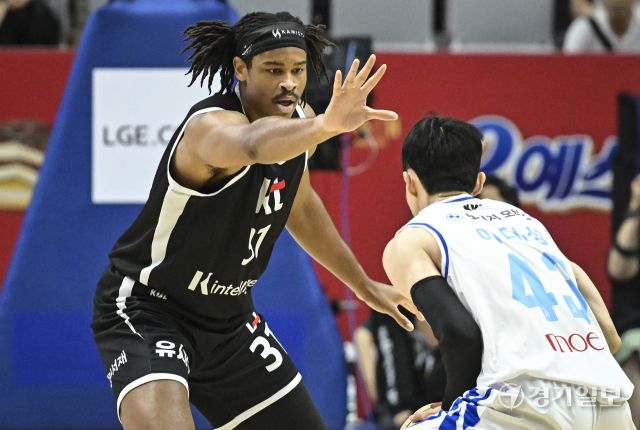 프로농구 KT, 삼성에 74-66으로 승리해 단독 선두 [포토뉴스]