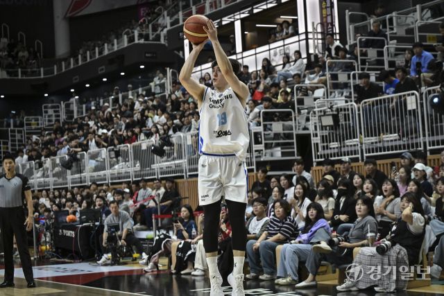 프로농구 KT, 삼성에 74-66으로 승리해 단독 선두 [포토뉴스]