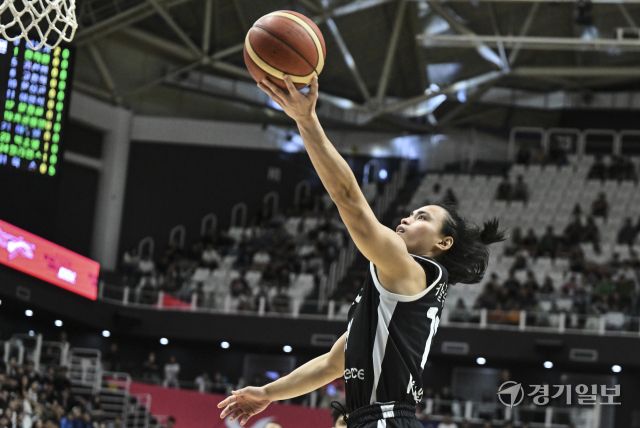 프로농구 KT, 삼성에 74-66으로 승리해 단독 선두 [포토뉴스]