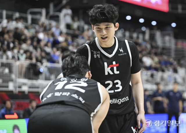 프로농구 KT, 삼성에 74-66으로 승리해 단독 선두 [포토뉴스]