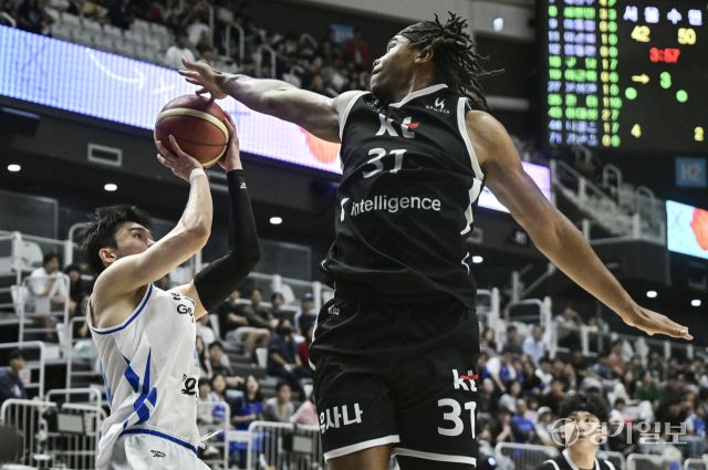 프로농구 KT, 삼성에 74-66으로 승리해 단독 선두 [포토뉴스]