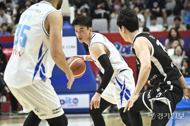 프로농구 KT, 삼성에 74-66으로 승리해 단독 선두 [포토뉴스]