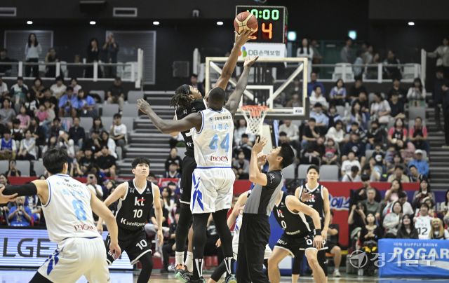 프로농구 KT, 삼성에 74-66으로 승리해 단독 선두 [포토뉴스]