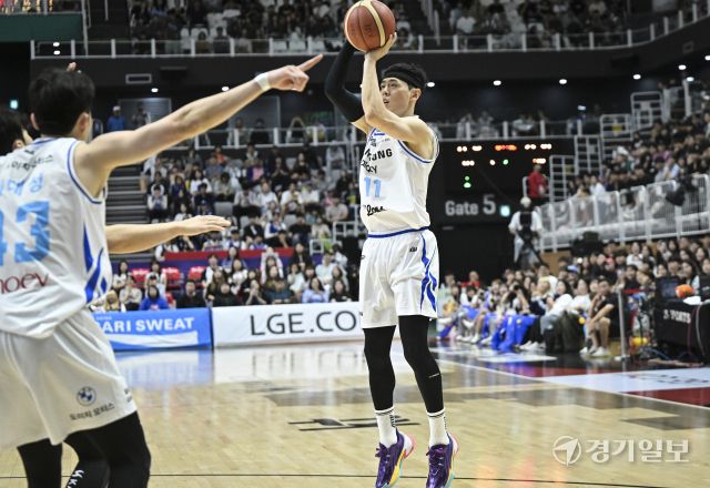 프로농구 KT, 삼성에 74-66으로 승리해 단독 선두 [포토뉴스]