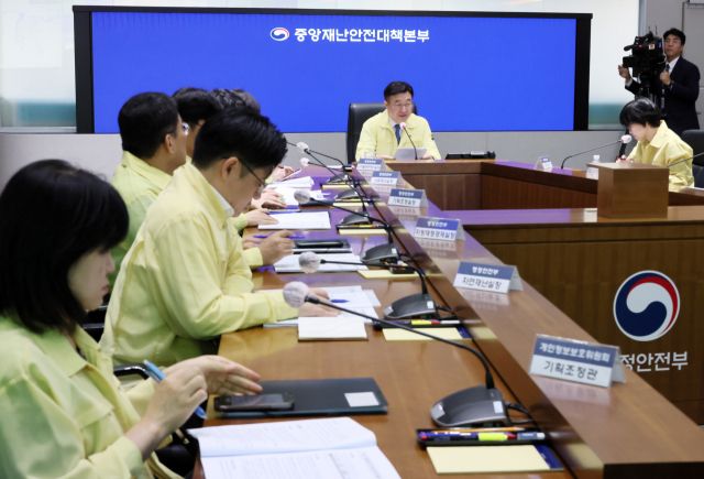 윤호중 행정안전부 장관이 9일 서울 종로구 정부서울청사 상황센터에서 국가정보자원관리원 행정정보시스템 화재 관련 중앙재난안전대책본부 10차 회의를 주재하고 있다. 연합뉴스