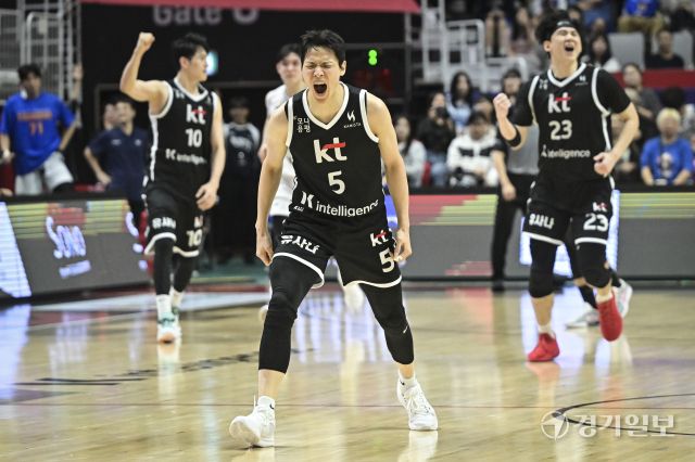 프로농구 KT, 삼성에 74-66으로 승리해 단독 선두 [포토뉴스]