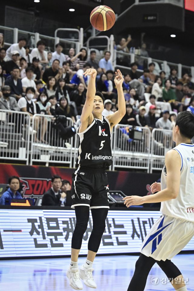 프로농구 KT, 삼성에 74-66으로 승리해 단독 선두 [포토뉴스]