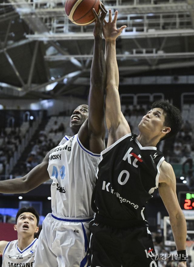 프로농구 KT, 삼성에 74-66으로 승리해 단독 선두 [포토뉴스]