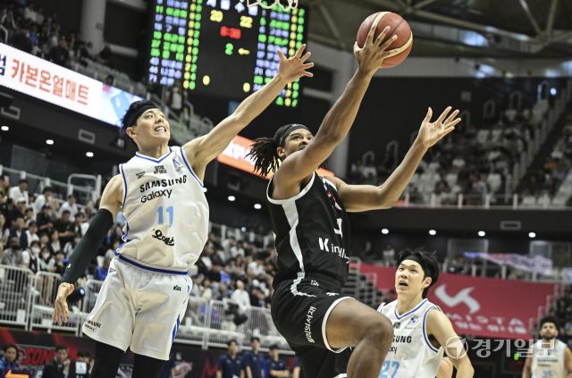 프로농구 KT, 삼성에 74-66으로 승리해 단독 선두 [포토뉴스]