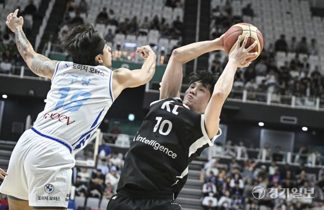 프로농구 KT, 삼성에 74-66으로 승리해 단독 선두 [포토뉴스]