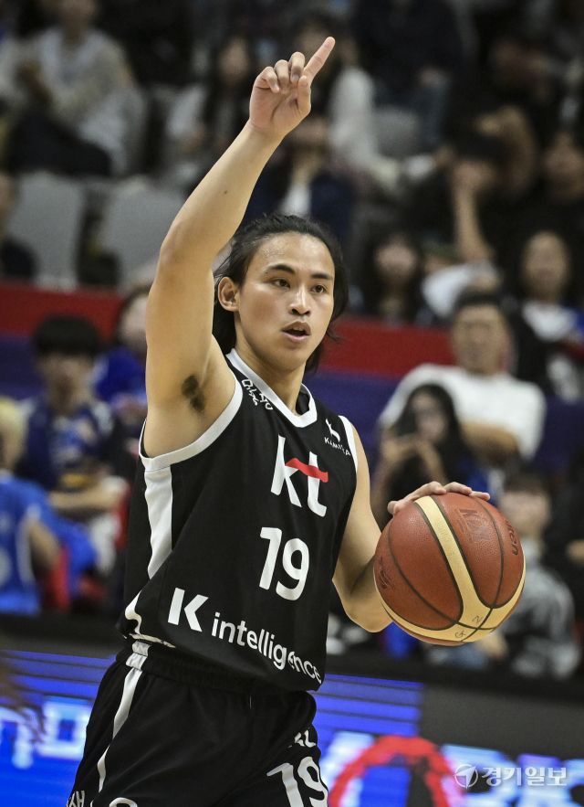 프로농구 KT, 삼성에 74-66으로 승리해 단독 선두 [포토뉴스]