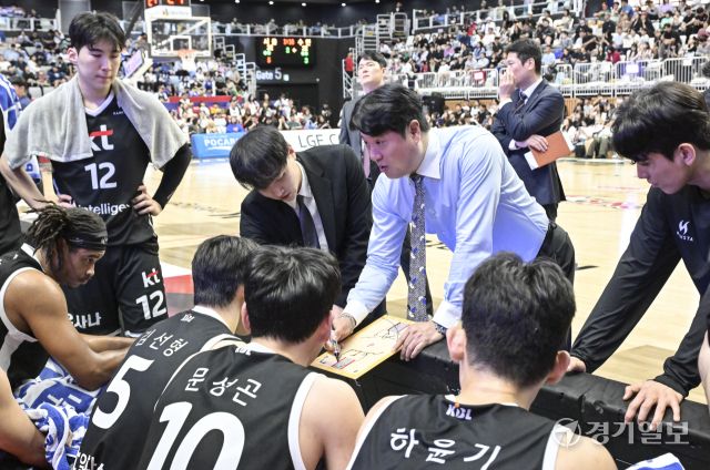 프로농구 KT, 삼성에 74-66으로 승리해 단독 선두 [포토뉴스]