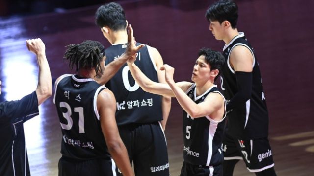 수원 KT 소닉붐이 시즌 3승으로 리그 단독 선두에 올라섰다. KBL 제공
