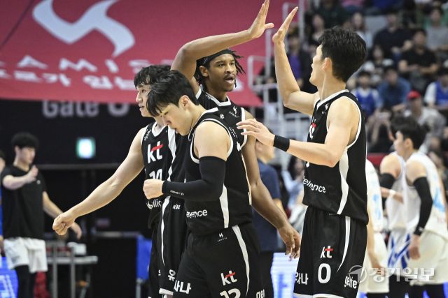 프로농구 KT, 삼성에 74-66으로 승리해 단독 선두 [포토뉴스]