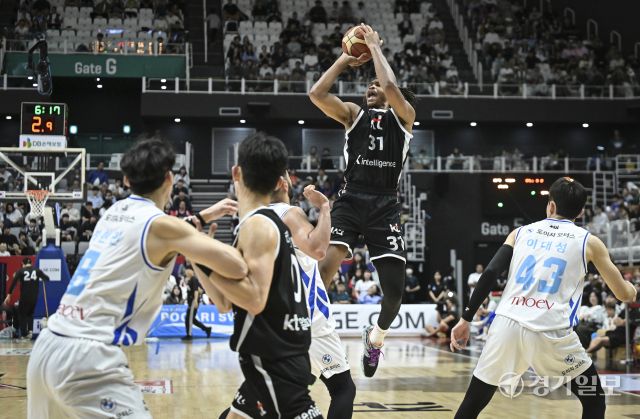 프로농구 KT, 삼성에 74-66으로 승리해 단독 선두 [포토뉴스]
