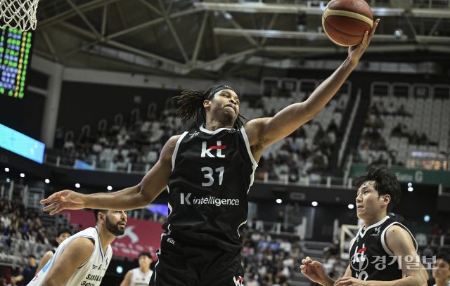 프로농구 KT, 삼성에 74-66으로 승리해 단독 선두 [포토뉴스]